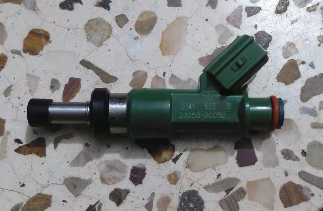 Fuel Injector 232500C050 232090C050 Fit for Toyota Hilux Vigo 2TR
