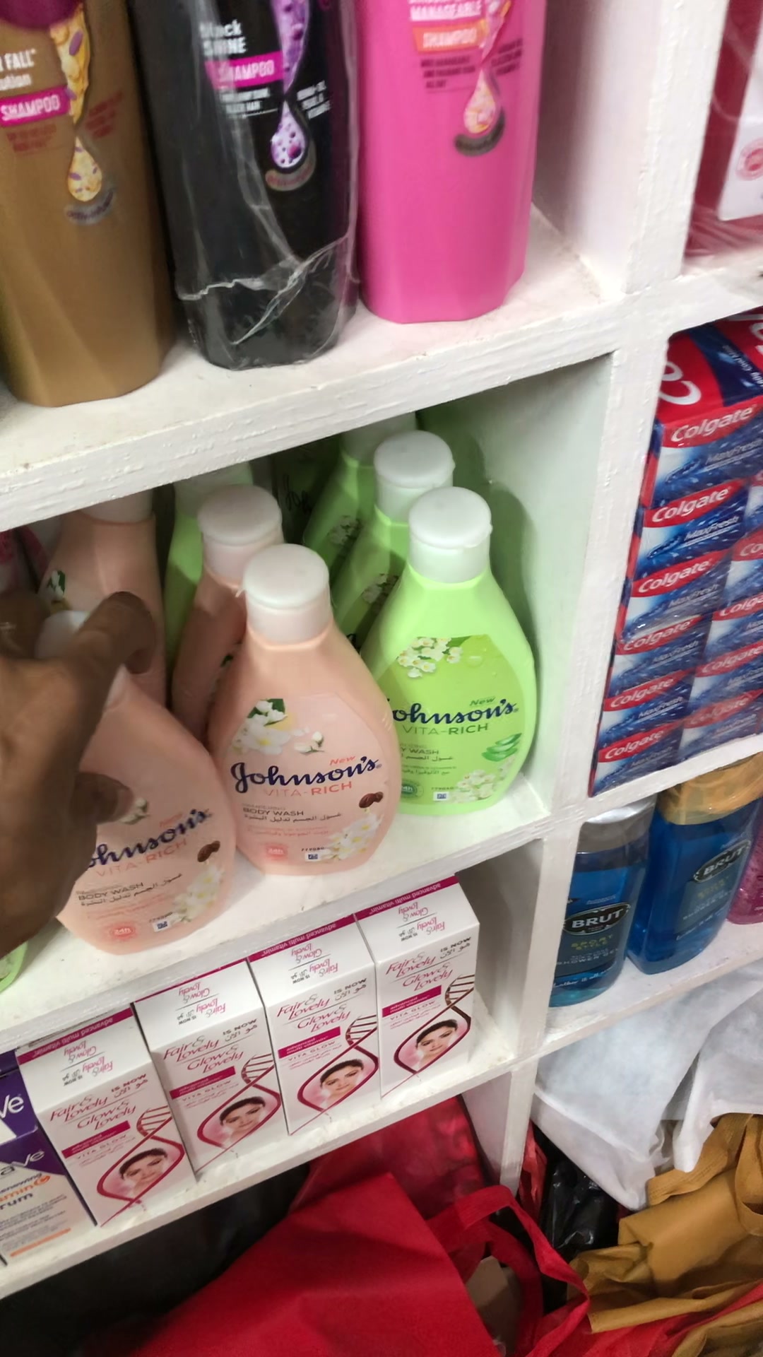 Johnson's Vita-Rich Pampering Body Wash 400ml