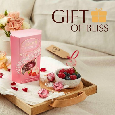 Lindt Lindor Strawberry & Cream Truffles Box 200g
