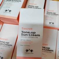 𝐒𝐞𝐜𝐫𝐞𝐭 𝐓𝐨𝐧𝐞-𝐔𝐩 𝐒𝐮𝐧 𝐂𝐫𝐞𝐚𝐦 70 ml
