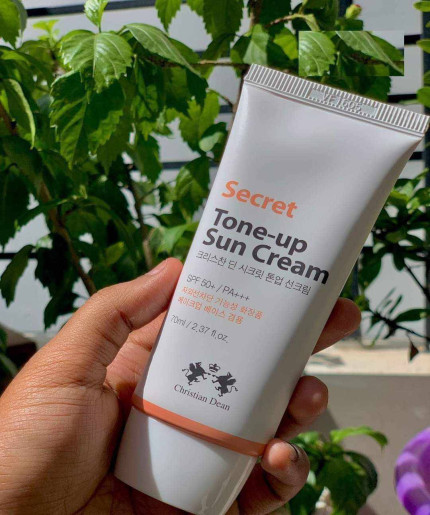 𝐒𝐞𝐜𝐫𝐞𝐭 𝐓𝐨𝐧𝐞-𝐔𝐩 𝐒𝐮𝐧 𝐂𝐫𝐞𝐚𝐦 70 ml