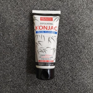 Beauty Formulas Exfoliating Konjac Facial Cleanser 100ml - A Gentle and Effective Skincare Solution