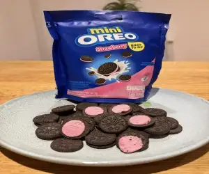 Mini Oreo Strawberry&nbsp;Sandwich Biscuits 61.3G
